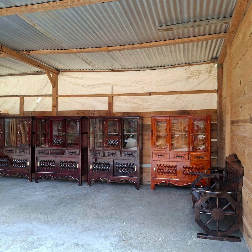 Disponible vitrinas y roperos  estamos ubicados en la comunidad el carmen arcotete 3