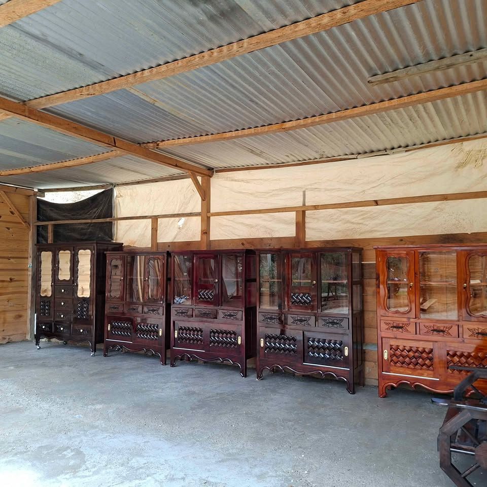 Disponible vitrinas y roperos  estamos ubicados en la comunidad el carmen arcotete 2