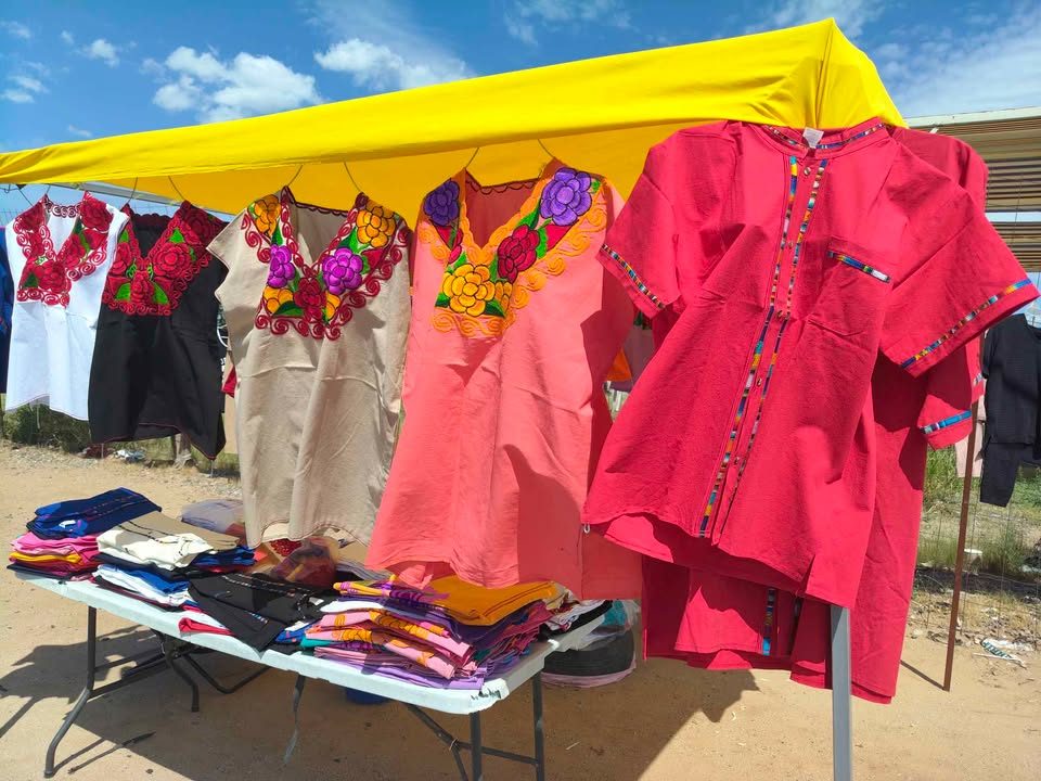 PASELE YA ESTAMOS EN EL TIANGUIS CERRO COLORADO 
🇲🇽VISTE CON ORGULLO ROPA MEXICANA 🇲🇽
VISTE ALA 2