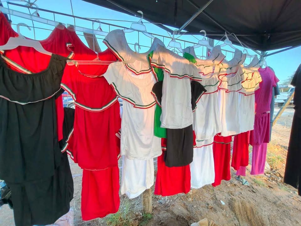 PASELE YA ESTAMOS EN EL TIANGUIS CERRO COLORADO 
🇲🇽VISTE CON ORGULLO ROPA MEXICANA 🇲🇽
VISTE ALA 3