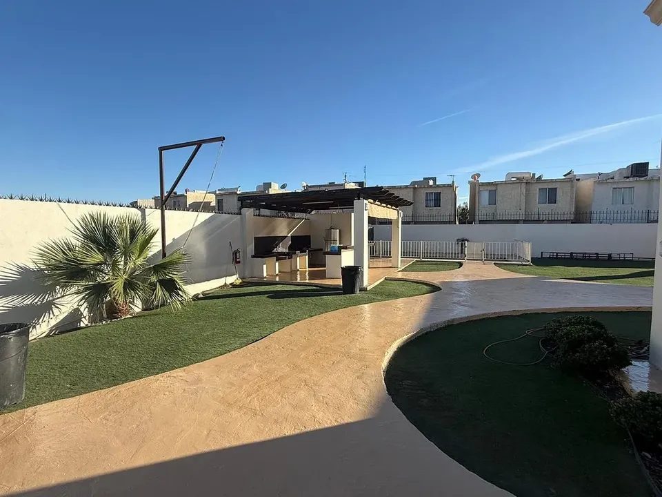 SE VENDE TERRENO DE 1500M2 EN ZONA DORADA CON CONTRUCCION 3