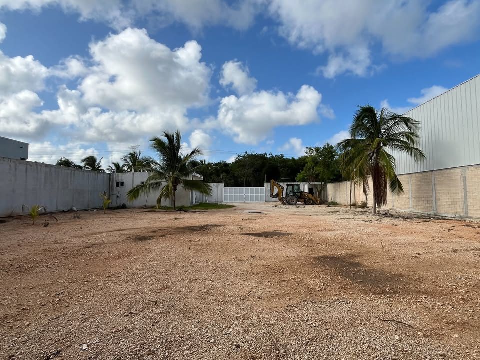 Patio con Oficinas en Renta en Cancún | Av. Huayacán 2