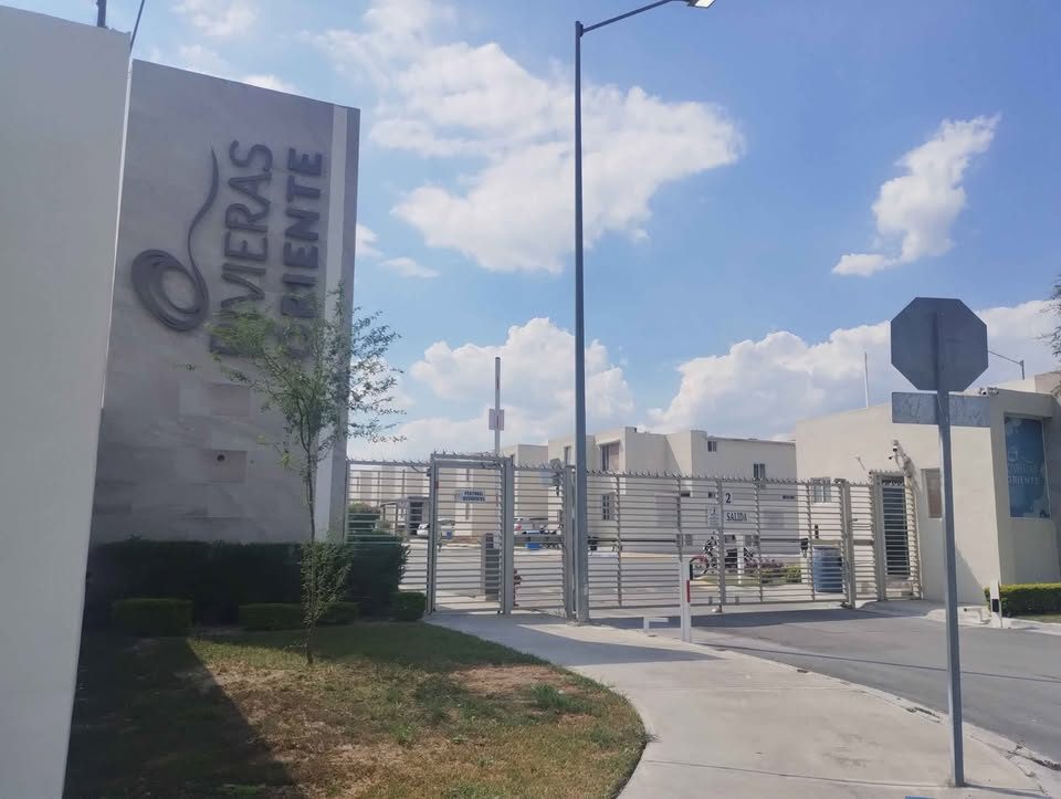 SE RENTA CASA EN APODACA CON TODOS los servicios . JARDÍN MUY GRANDE 2