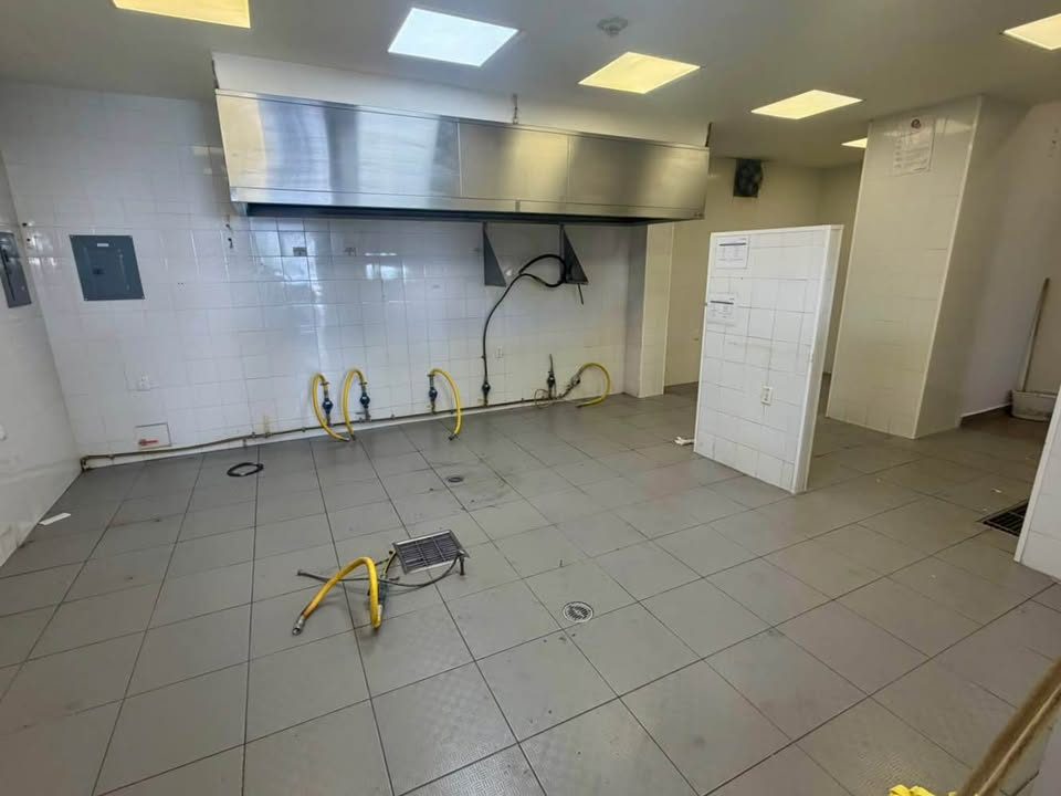 Se renta local de 128 m2 en plaza Xentric Anahuac, planta baja de 128 m2, ideal para restaurante 3