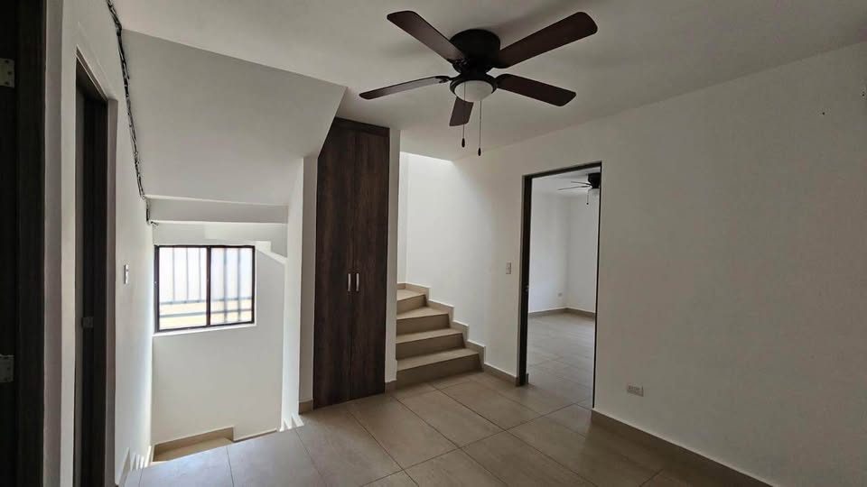 Casa en esquina de 3 niveles en renta en Cumbres del Sol – Monterrey, N.L.
📍 Privada Cumbre Blanca 3