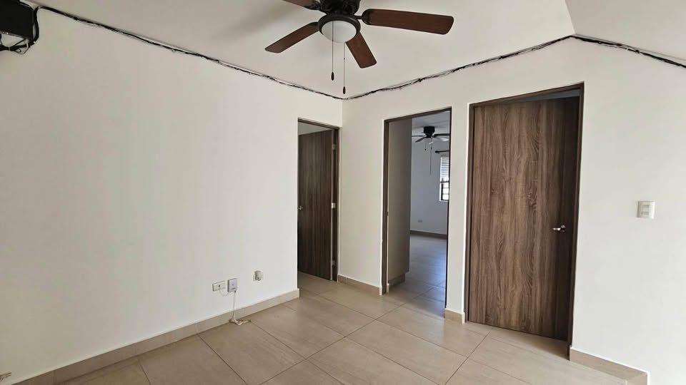Casa en esquina de 3 niveles en renta en Cumbres del Sol – Monterrey, N.L.
📍 Privada Cumbre Blanca 2