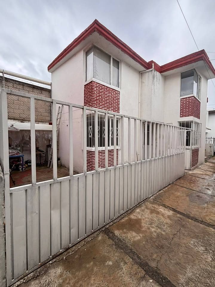 Se vende casa a una calle de forjadores  precio negociable 2