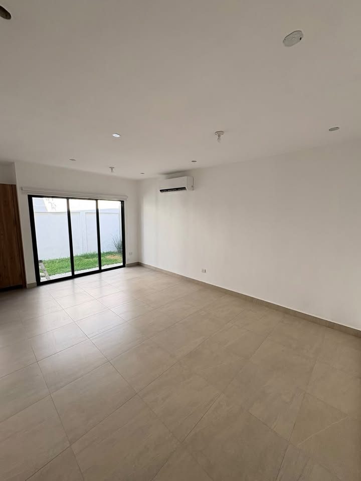 3 beds 2.5 baths House 2