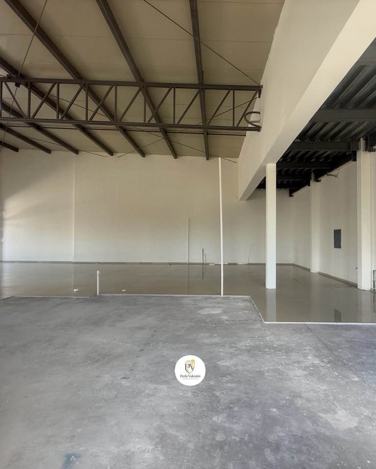 Local 270 m2 con amplio estacionamiento 3