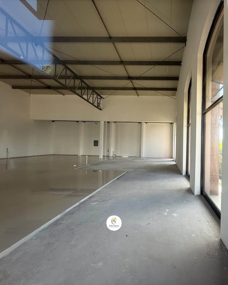 Local 270 m2 con amplio estacionamiento 2