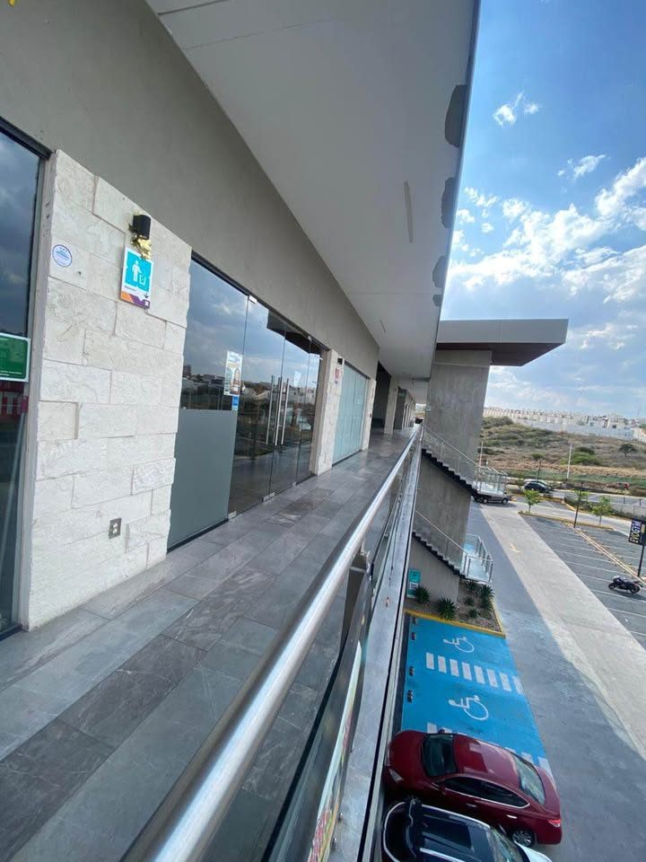 Renta de locales nuevos en plaza Xentric mirador 2