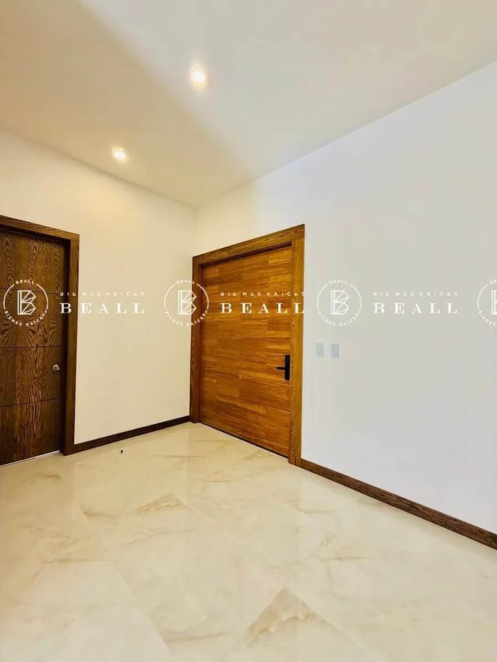 4 Beds 4.5 Baths House 2