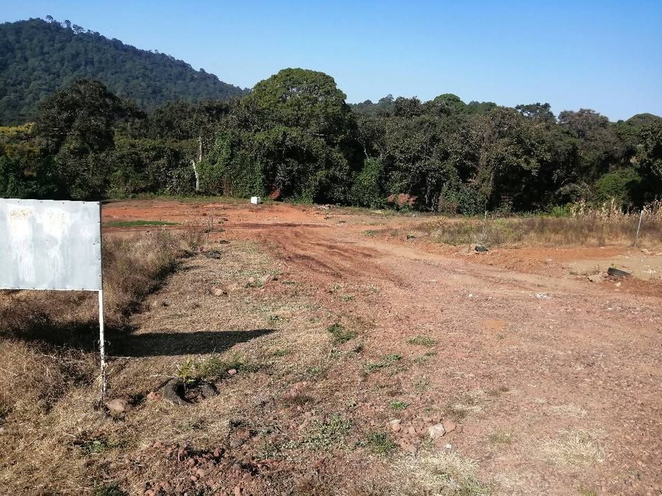 Lotes en venta en Uringuitiro a pie de carretera pavimentada. 3