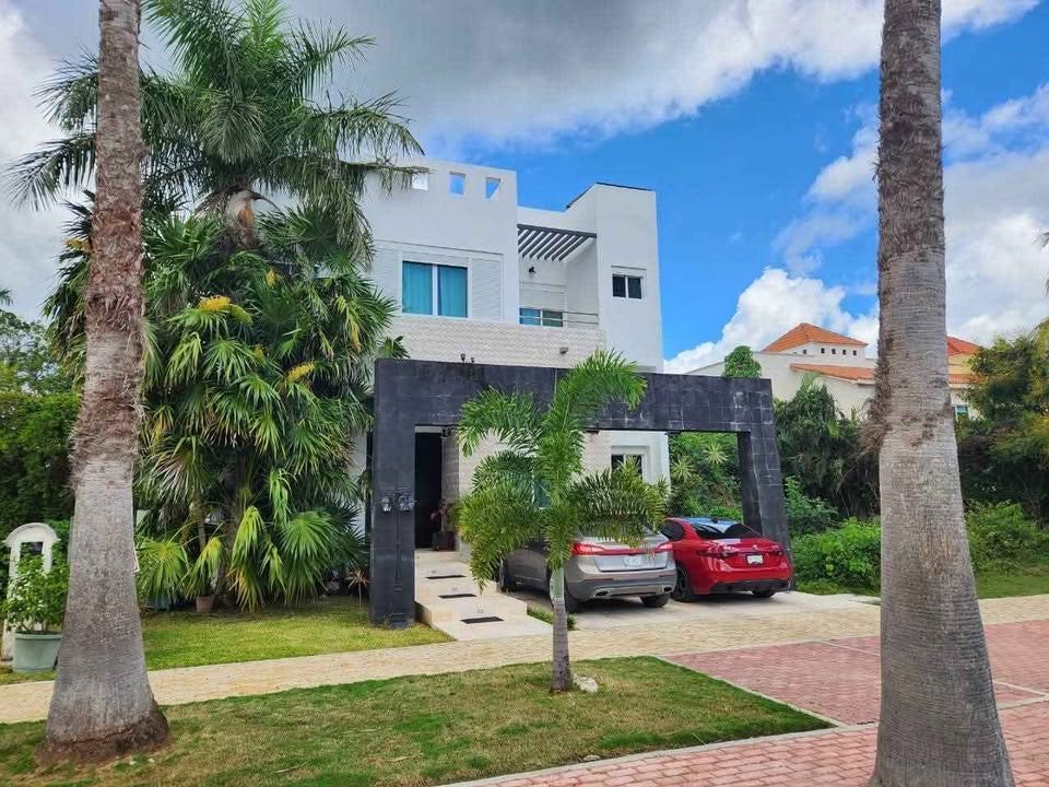 !! Se Vende Casa en Playa Magna !! 
● 485 M2 Terreno / 600 M2 Construcción 
$16 MDP 2