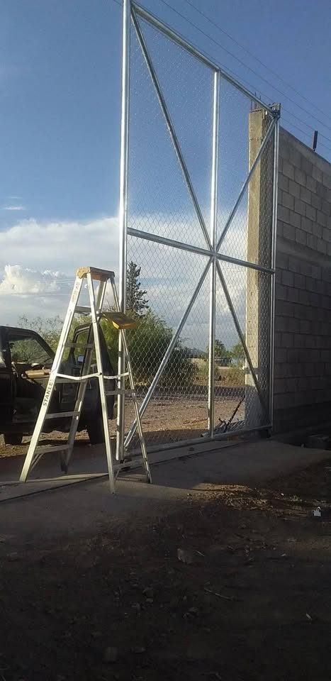 Asus hordenes con istalasion de alambre de navaja puertas de malla  puntas de maguey 2
