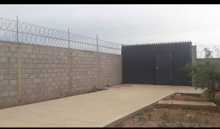 Asus hordenes con istalasion de alambre de navaja puertas de malla  puntas de maguey 3