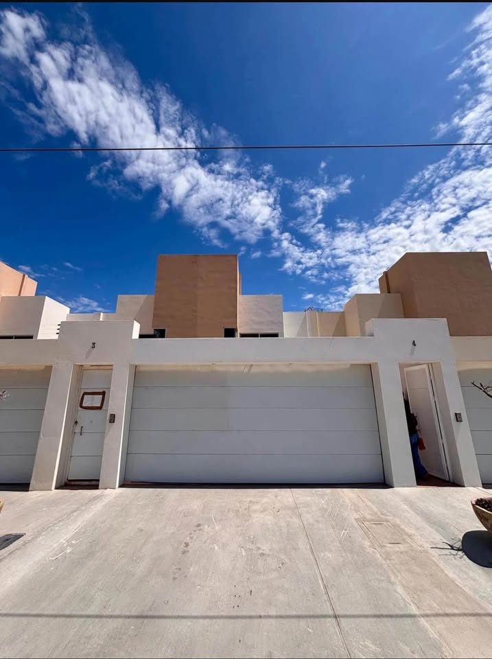 🏠CASA EN RENTA🏠.                            📍UBICADA EN FRACCIONAMIENTO PUERTA AZUL - CHAMETLA🌅 2
