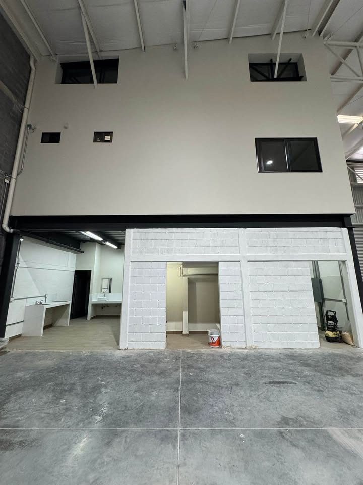 Nave industrial en renta · 1 105 m² · Santa Catarina 3