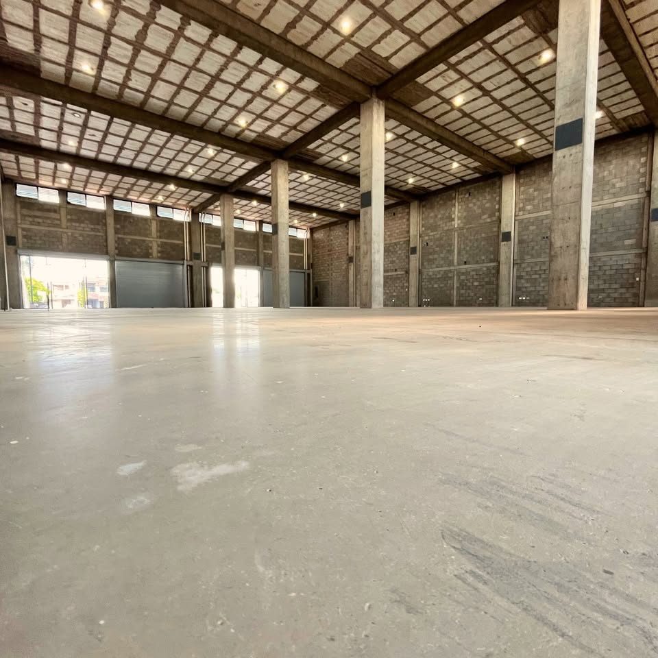 Bodega en renta - Estilo plaza comercial 2