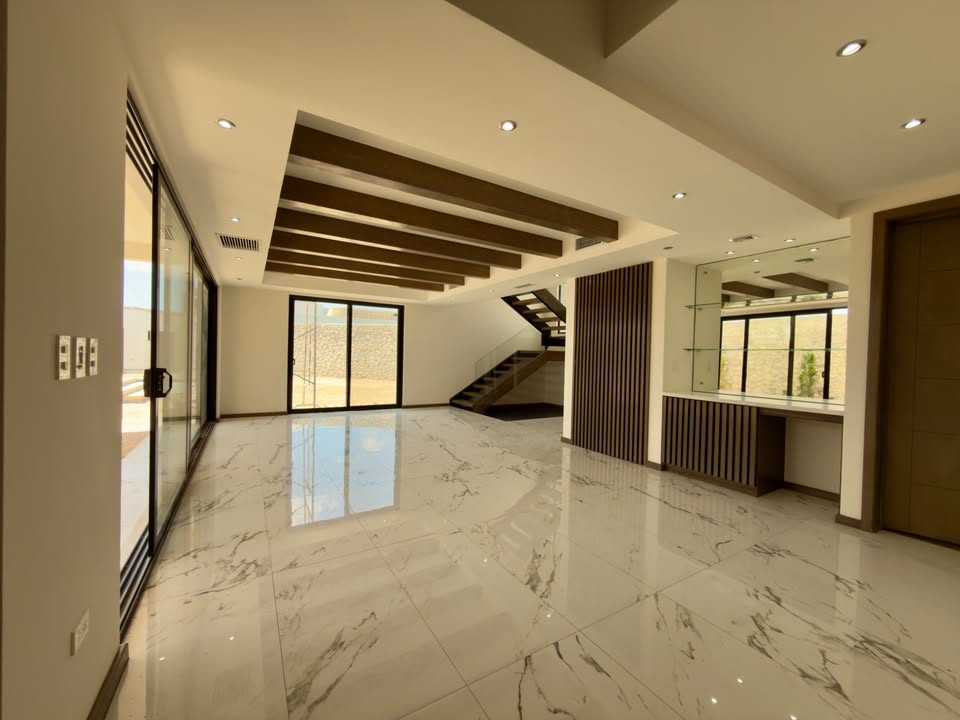 4 beds 5 bathrooms – House 3