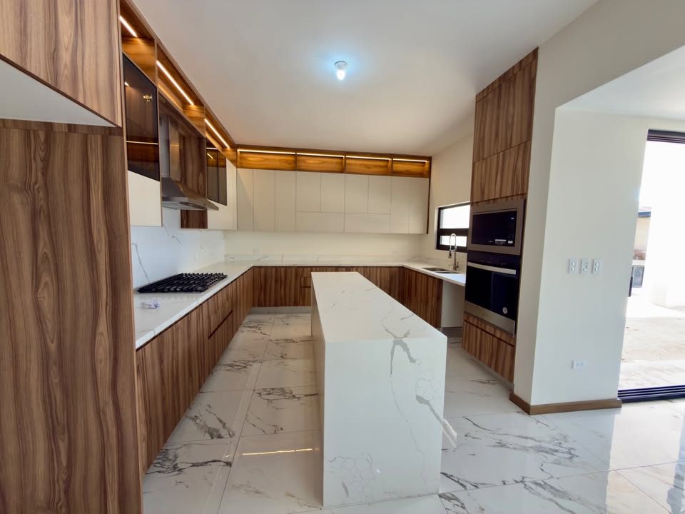 4 beds 5 bathrooms – House 2