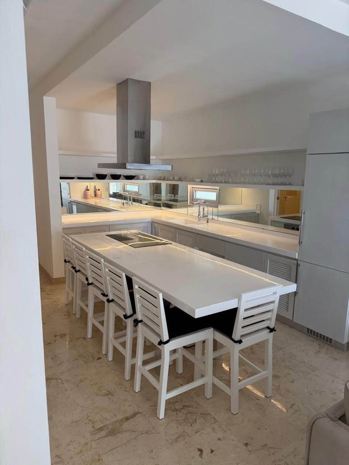 Penthouse en renta con Vista al mar. Tiene Paneles Solares y Rooftop/Solarium privado con Jacuzzi. 2