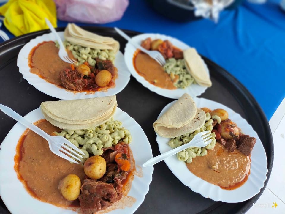 Barbacoa tradicional, sopa fría y frijoles puercos,con  sus tortillas 2