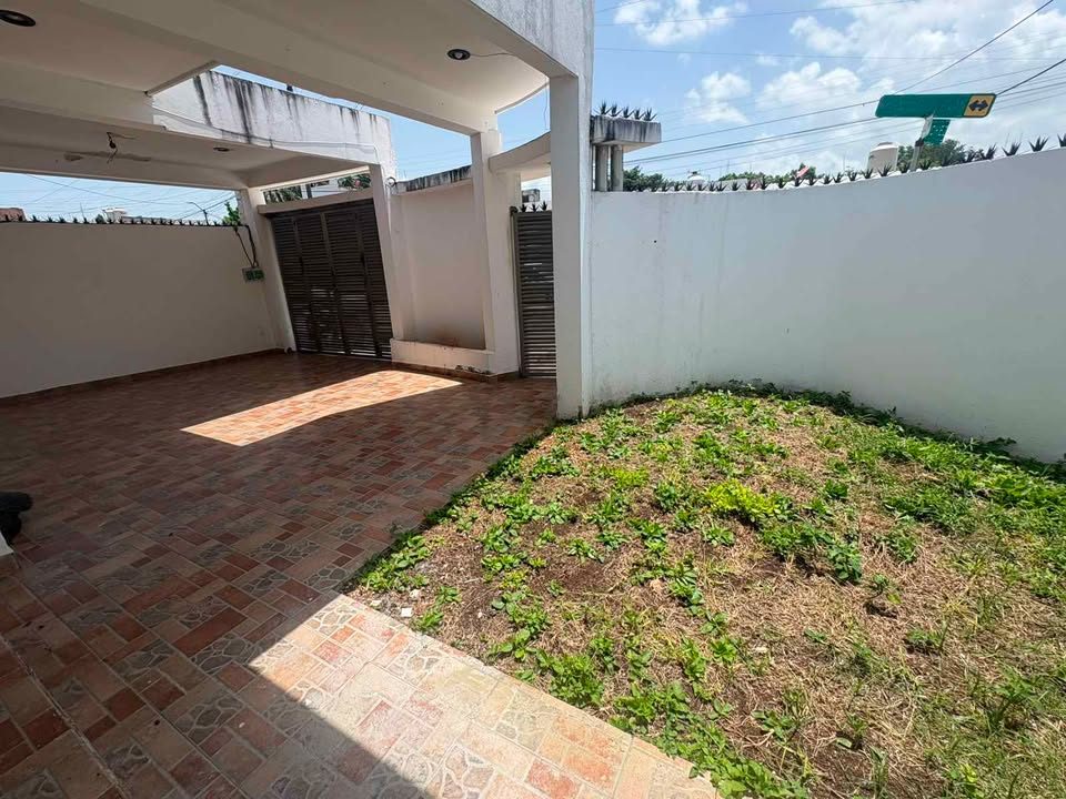 se renta casa en residencial Chetumal 3