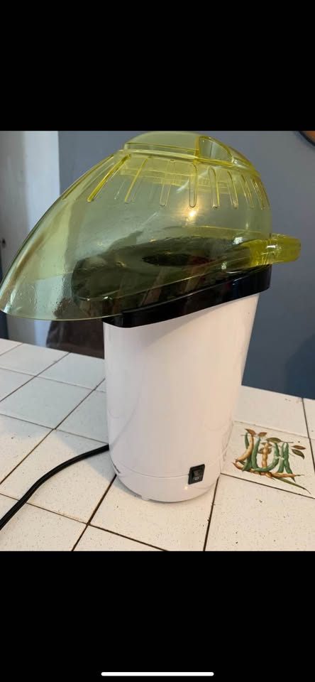 Bocina 15 … $1500 
12 volteos recargable 
CALENTON $200 
Máquina de palomitas $100 3